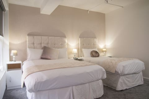 Deluxe Triple Room, Multiple Beds | Desk, iron/ironing board, cribs/infant beds, rollaway beds