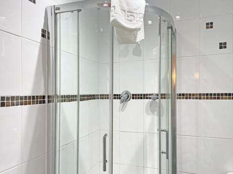 Deep soaking tub, hair dryer, towels