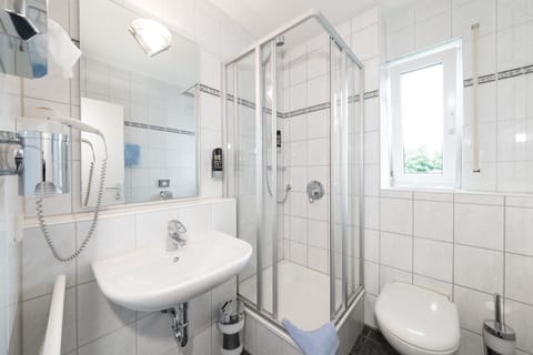 Comfort Double Room | Bathroom | Shower, free toiletries, hair dryer, towels