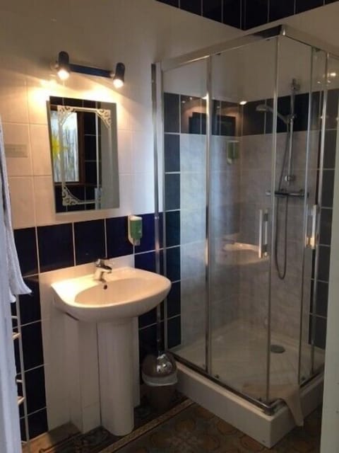 Comfort Double Room | Bathroom | Deep soaking tub, free toiletries, hair dryer, towels