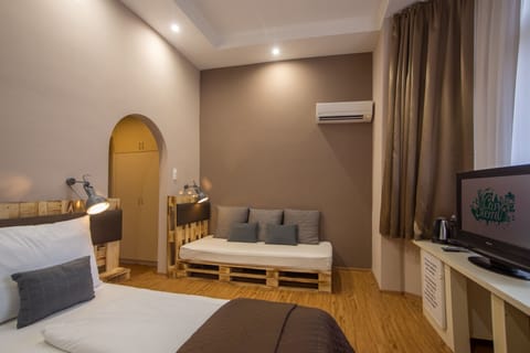 Superior Triple Room | Premium bedding, in-room safe, individually furnished, desk