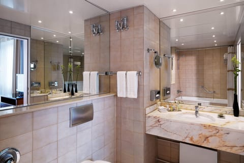 Executive Room, 1 King Bed | Bathroom | Combined shower/tub, eco-friendly toiletries, hair dryer, towels