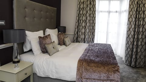 Superior Suite, 1 King Bed with Sofa bed, Jetted Tub | In-room safe, desk, free WiFi, bed sheets