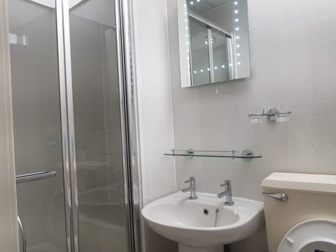 Family Double or Twin Room, Private Bathroom | Bathroom | Shower, free toiletries, hair dryer, towels