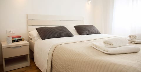 Luxury Apartment, 2 Bedrooms | 1 bedroom, in-room safe, soundproofing, iron/ironing board
