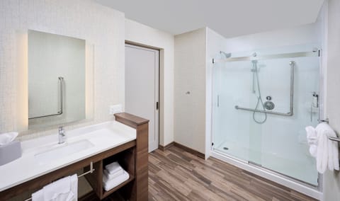 Standard Room, 1 King Bed, Transfer Shower, Non Smoking (Mobility, Transfer Shower) | Bathroom | Free toiletries, hair dryer, towels, soap