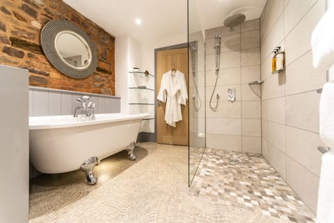 Finest Room | Bathroom | Combined shower/tub, free toiletries, hair dryer, towels
