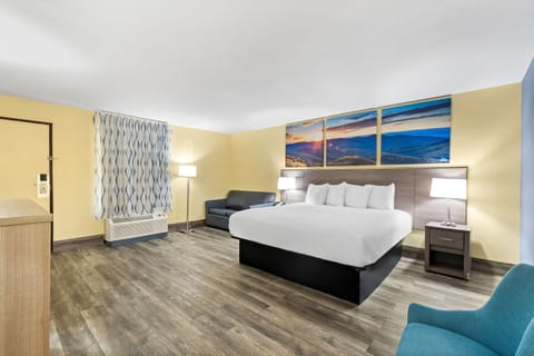 Studio Suite, 1 King Bed, Non Smoking | Premium bedding, in-room safe, desk, iron/ironing board