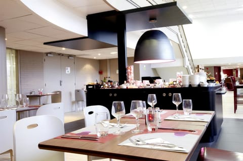 Breakfast, lunch, dinner served; French cuisine 