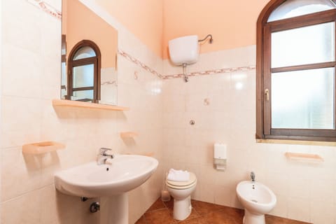 Standard Quadruple Room, Courtyard Area | Bathroom | Shower, free toiletries, bidet, towels