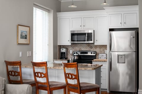 One Bedroom Suite - One-Bedroom Suite - Full Kitchen & Free Parking | Private kitchen | Full-size fridge, microwave, stovetop, dishwasher