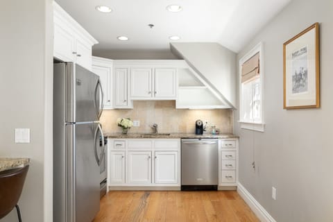 One Bedroom Suite - One-Bedroom Suite - Full Kitchen & Free Parking | Private kitchen | Full-size fridge, microwave, stovetop, dishwasher