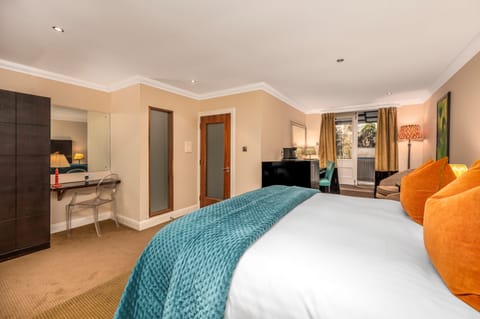 Extra Decadent | Egyptian cotton sheets, premium bedding, free minibar items