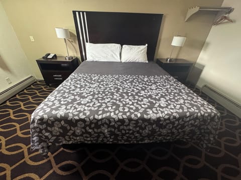Deluxe Room, 1 King Bed | Pillowtop beds, desk, iron/ironing board, free WiFi
