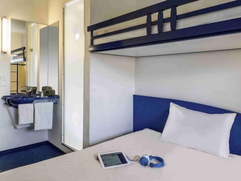 Triple Room, Multiple Beds | Desk, free WiFi