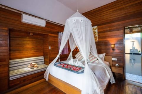 Cottage Pool Access | In-room safe, desk, free WiFi, bed sheets