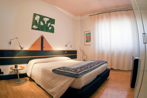 Minibar, in-room safe, desk, free WiFi