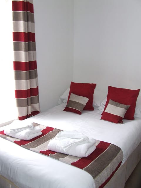Double Room, Ensuite | Iron/ironing board, free WiFi, bed sheets