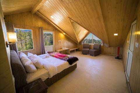 Deluxe Room | Minibar, iron/ironing board, rollaway beds, free WiFi