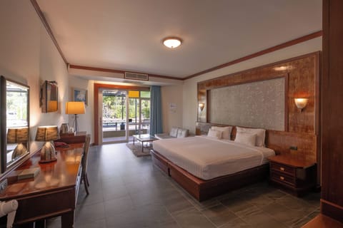 Junior suite Pool front | In-room safe, desk, blackout drapes, free WiFi