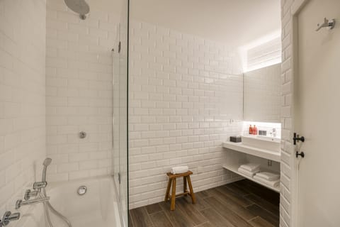 Superior Room, 1 Queen Bed | Bathroom | Free toiletries, hair dryer, towels