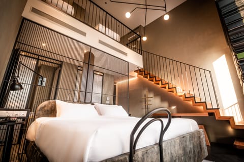 THE ENTOURAGE | In-room safe, free WiFi, bed sheets