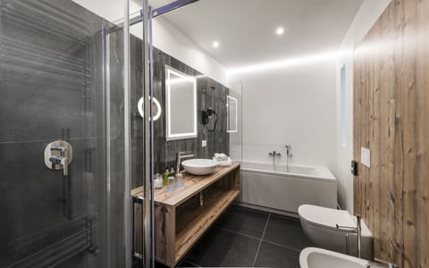 Deluxe Junior Suite | Bathroom | Free toiletries, hair dryer, bathrobes, slippers