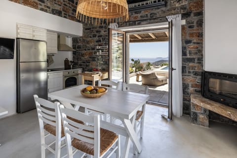 Full-size fridge, oven, stovetop, coffee/tea maker