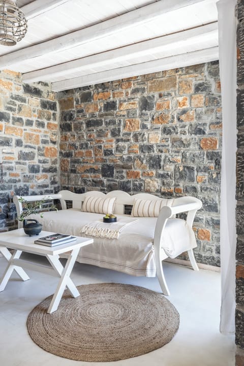 32-inch Smart TV with satellite channels, TV, fireplace