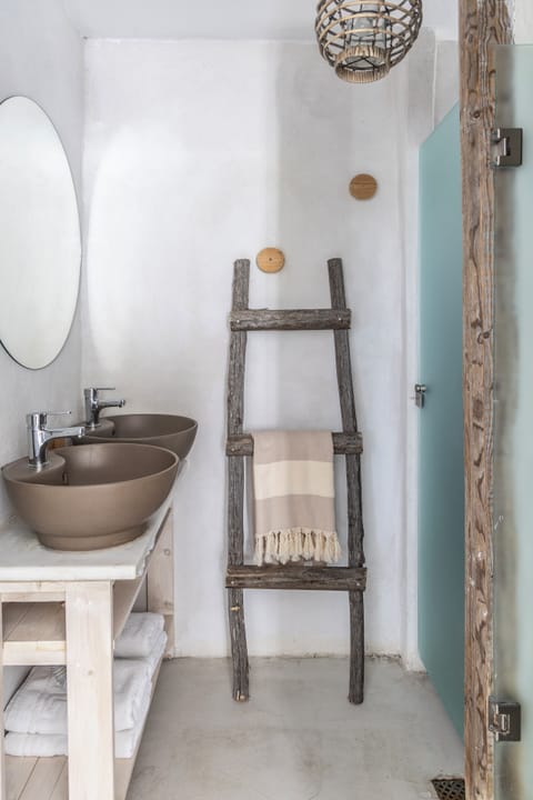 Shower, rainfall showerhead, free toiletries, hair dryer