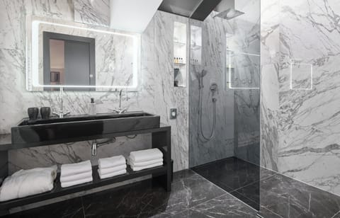 Suite with Terrace and Sea View | Bathroom | Shower, hair dryer, slippers, towels