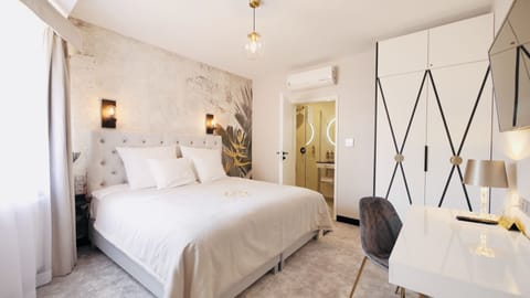 Deluxe Room, 1 King Bed (Saltu) | In-room safe, individually decorated, blackout drapes, soundproofing
