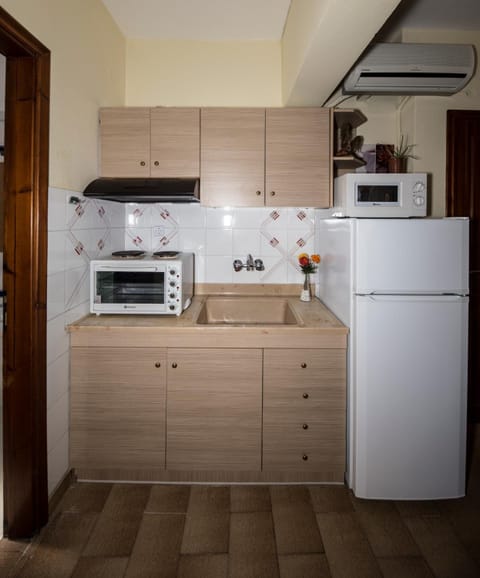 Full-size fridge, microwave, oven, stovetop