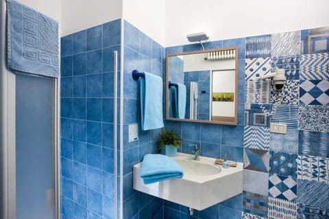 Shower, free toiletries, hair dryer, bidet