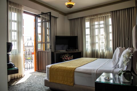 Desk, soundproofing, iron/ironing board, free WiFi