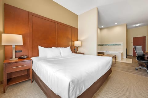 Suite, 1 King Bed with Sofa bed, Non Smoking, Jetted Tub | Desk, blackout drapes, iron/ironing board, free WiFi