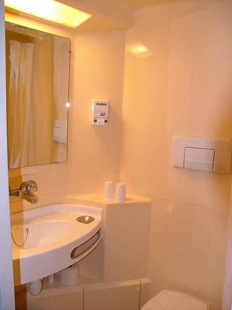 Shower, free toiletries, towels