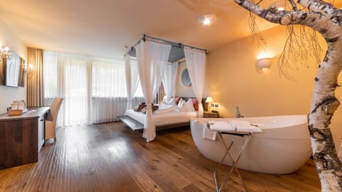 Deluxe Suite (Suite Lodge) | In-room safe, desk, soundproofing, free WiFi