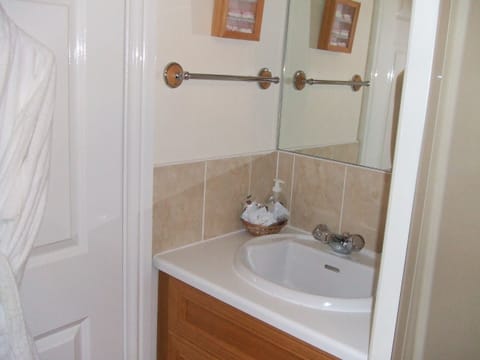 Twin Room, Private Bathroom (Compact Room) | 1 bedroom