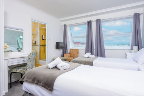 Twin Room | Desk, iron/ironing board, bed sheets