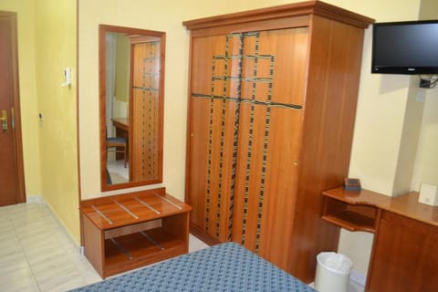 Minibar, free WiFi, bed sheets