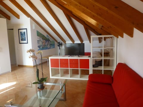 Deluxe Apartment, Ensuite | Living area | 32-inch flat-screen TV with satellite channels, LED TV