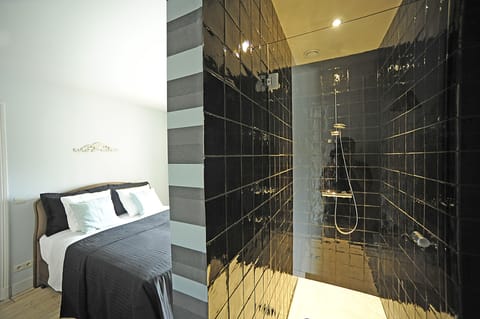 Double Room | Bathroom shower