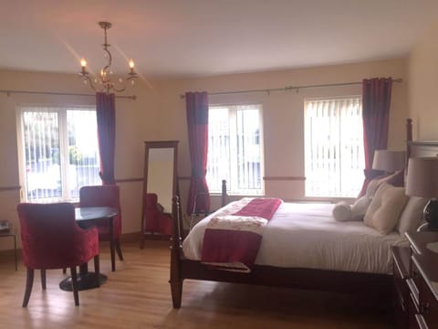 Single Room | Premium bedding, iron/ironing board, free WiFi, bed sheets