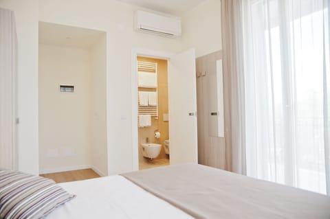 Minibar, in-room safe, desk, free WiFi