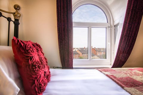 Traditional Single Room (Rooftops, private external bathroom) | Premium bedding, in-room safe, soundproofing, iron/ironing board