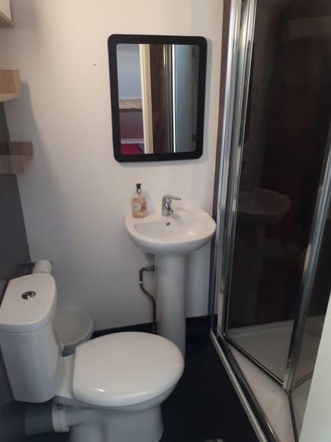 Family Room (2 Adults + 4 Children) | Soundproofing, free WiFi, bed sheets