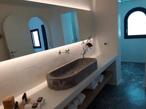 Honeymoon Suite, Plunge Pool, Caldera View | Bathroom | Free toiletries, hair dryer, bathrobes, slippers