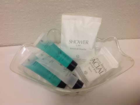 Twin Room, Ensuite | Bathroom amenities | Shower, free toiletries, hair dryer, towels