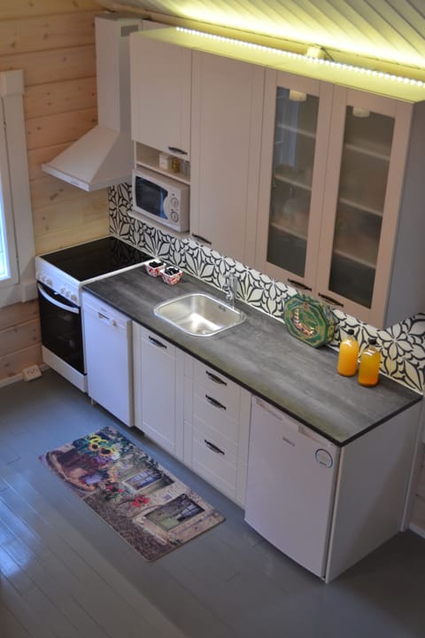 Cottage, 3 Bedrooms | Private kitchen | Fridge, microwave, oven, stovetop